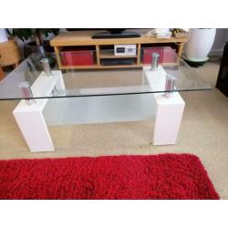 Salon tafel. 1 helder en 1 mat glazen blad. Wit en chrome.