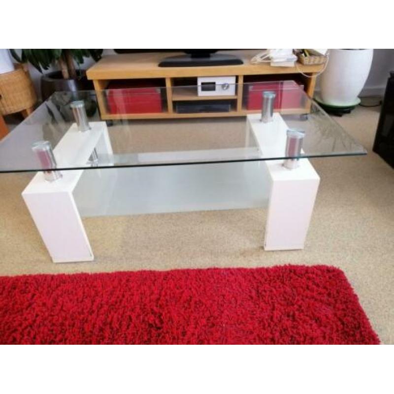 Salon tafel. 1 helder en 1 mat glazen blad. Wit en chrome.