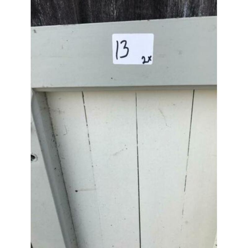 2 oude raamluiken no. 13.