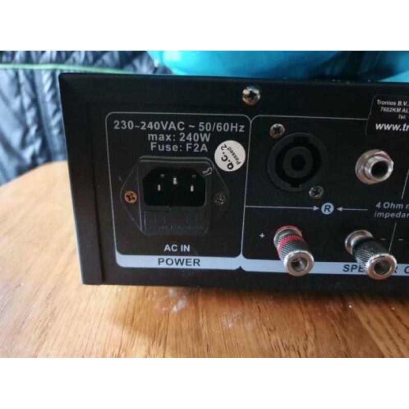 Skytec pro240 versterker