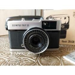 Vintage analoog Olympus Trip 35 fotocamera + Philips flits