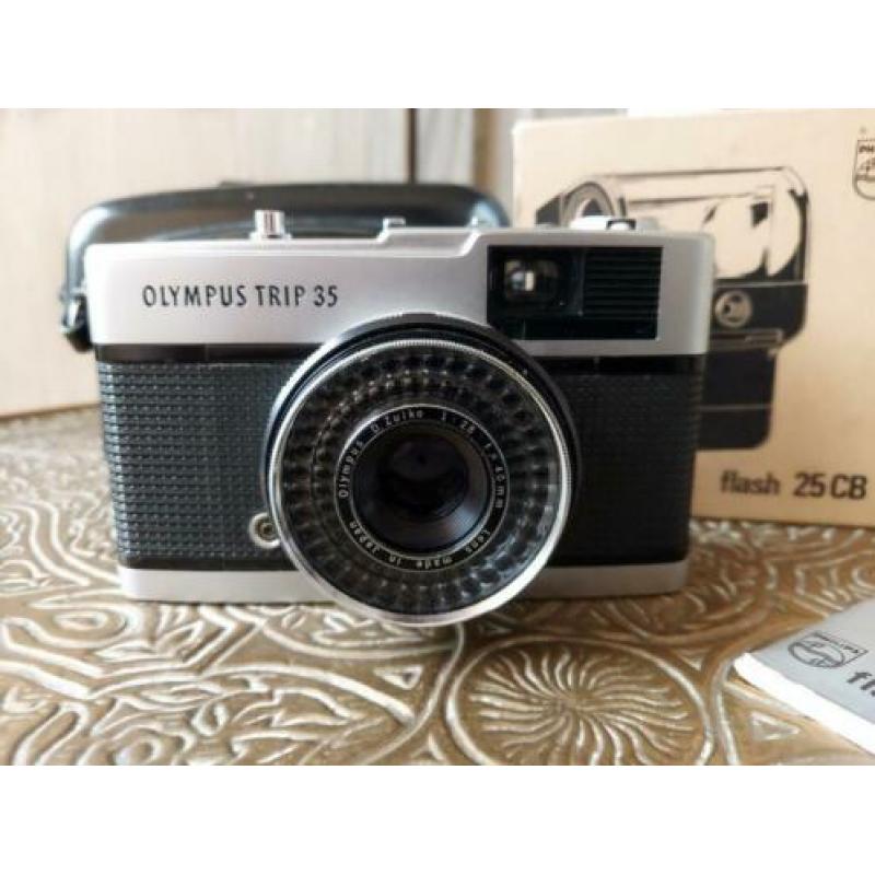 Vintage analoog Olympus Trip 35 fotocamera + Philips flits