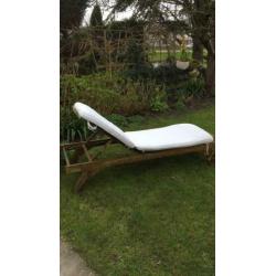 Teakhouten ligbed met kussen van de Spieghel