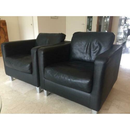 2 Machalke fauteuils van zwart gevlochten leer.