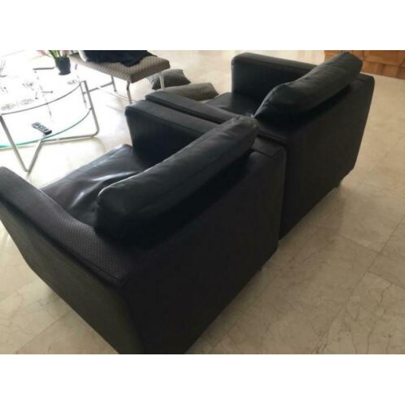 2 Machalke fauteuils van zwart gevlochten leer.