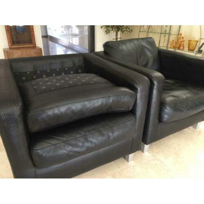 2 Machalke fauteuils van zwart gevlochten leer.