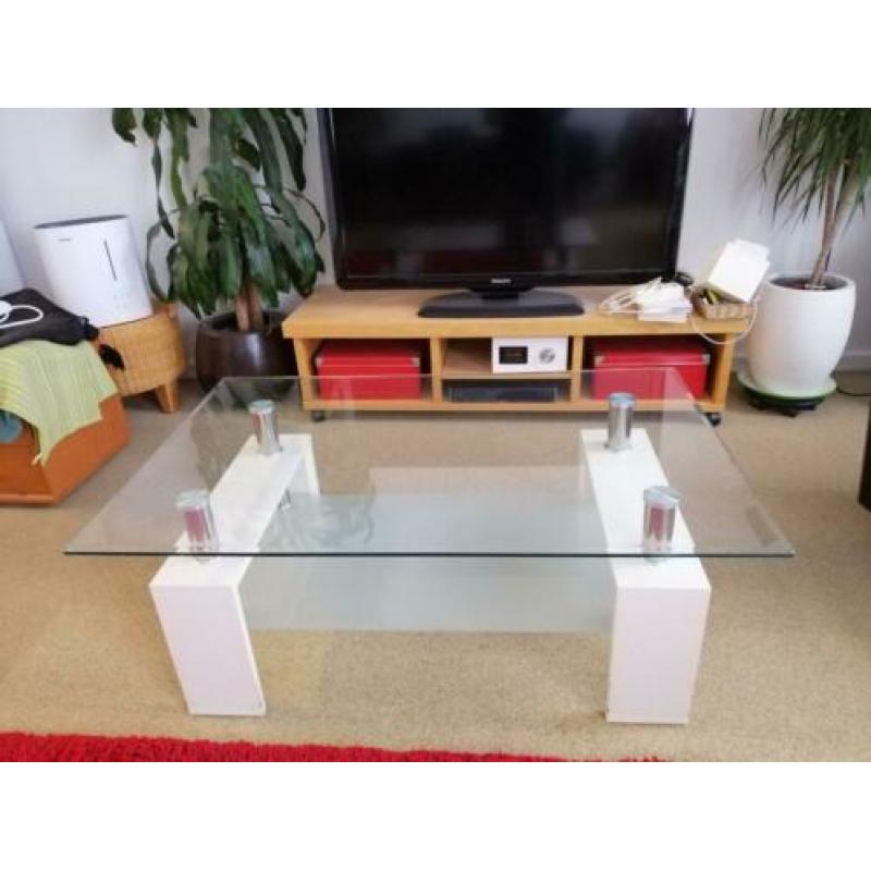 Salon tafel. 1 helder en 1 mat glazen blad. Wit en chrome.