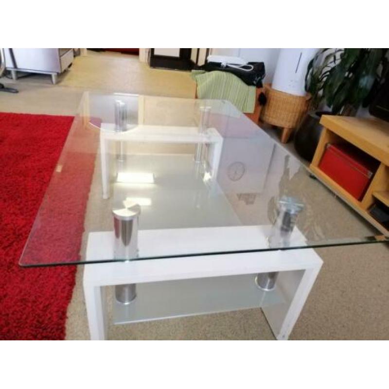 Salon tafel. 1 helder en 1 mat glazen blad. Wit en chrome.