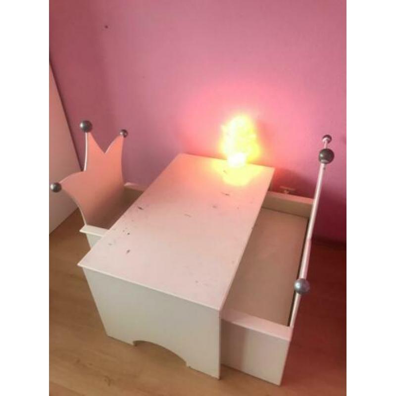 Tafeltje met stoel en bankje