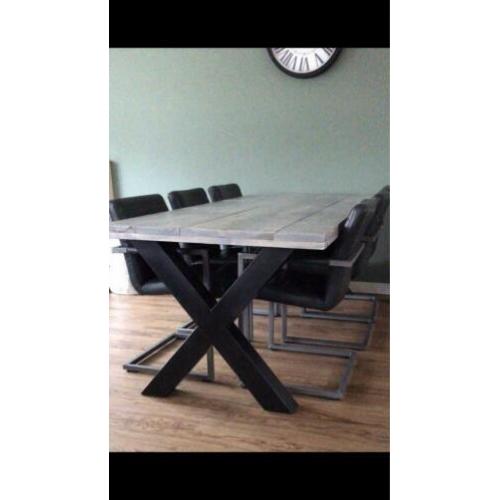 Steigerhouten tafel op industriële poten.