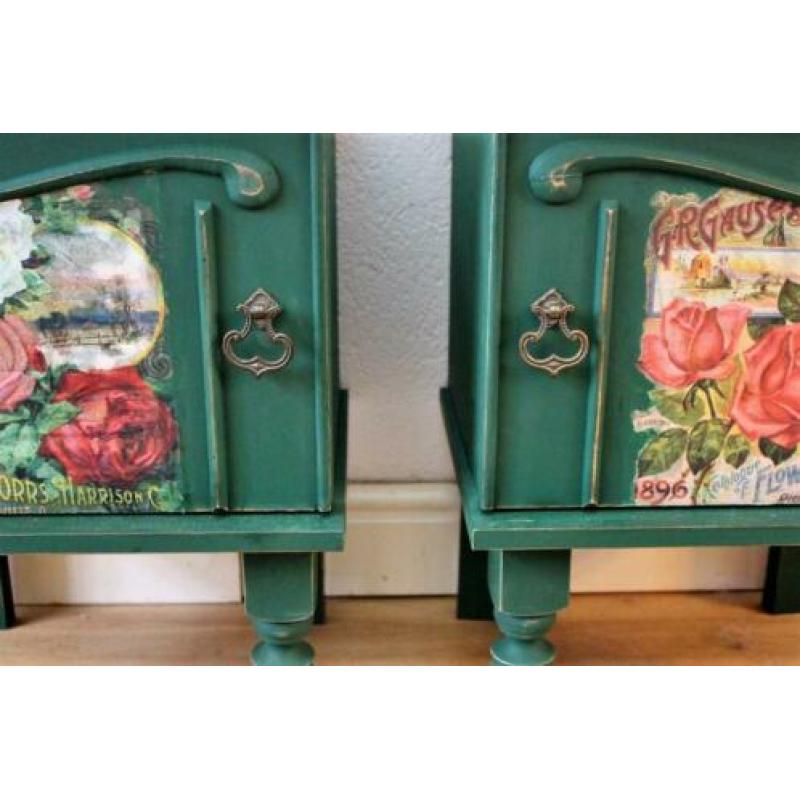 2 Groene, brocante nachtkastjes, bloemen, GERESERVEERD