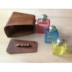 Oude parfumflesjes, 3 , leren doosje