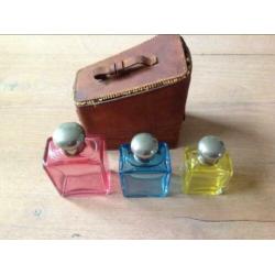 Oude parfumflesjes, 3 , leren doosje