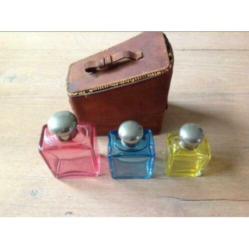 Oude parfumflesjes, 3 , leren doosje