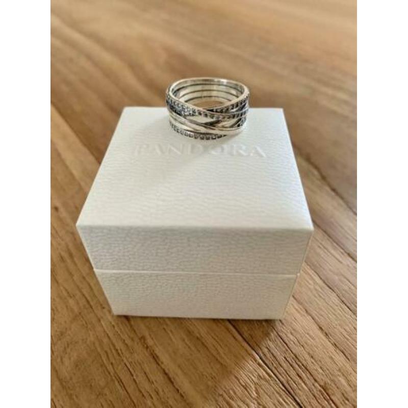 Pandora sparkling en polished lines ring ongedragen