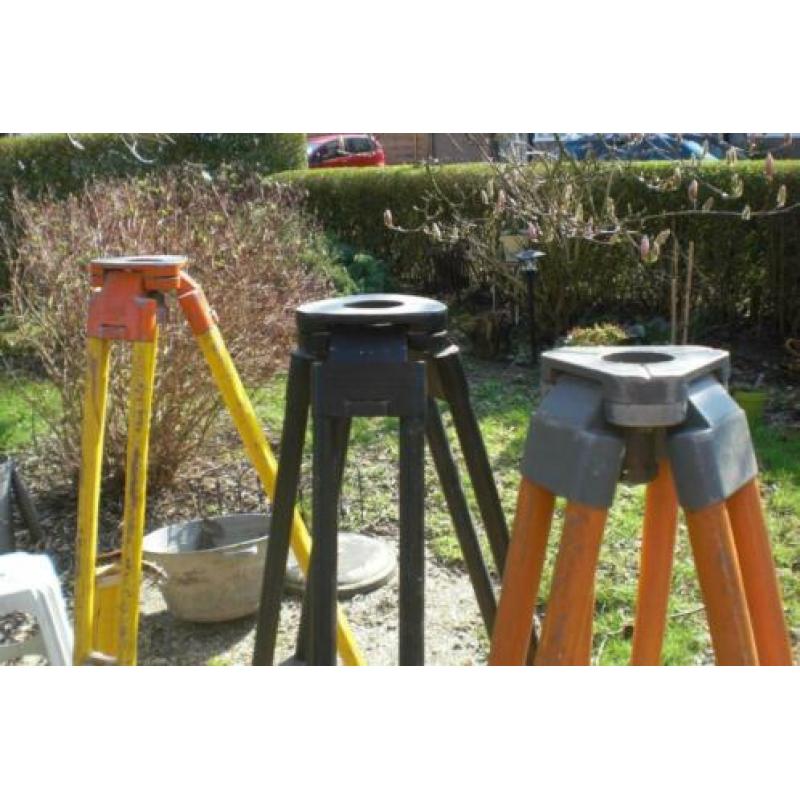 3 Houten statieven. Landmeter.statief.