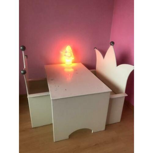 Tafeltje met stoel en bankje
