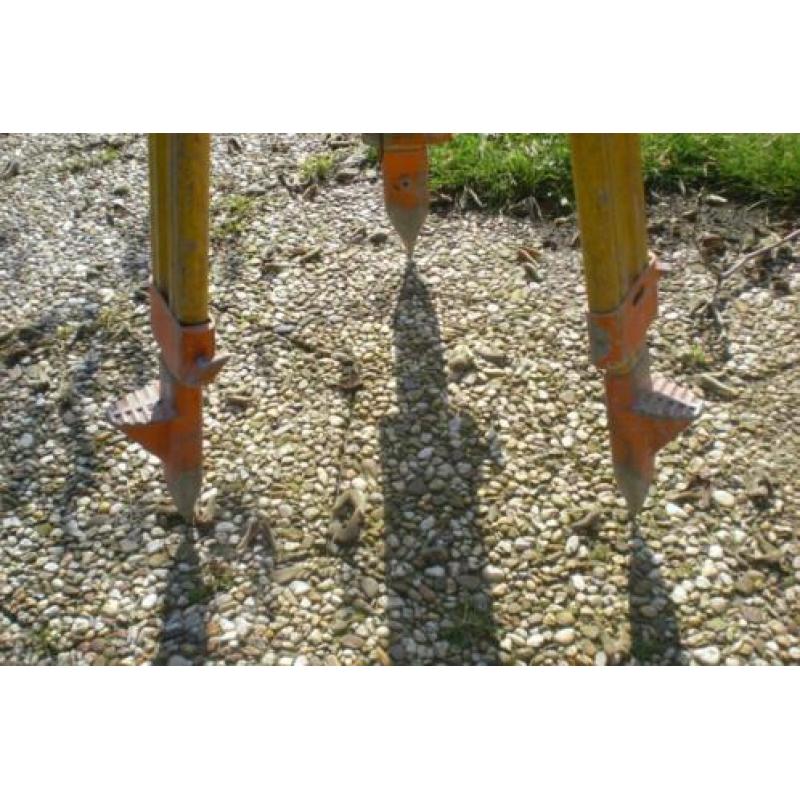 3 Houten statieven. Landmeter.statief.