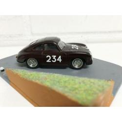 Brumm R120 bis Porsche 356 1952 op Mille Miglia diorama