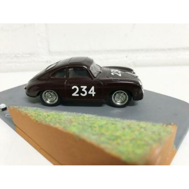 Brumm R120 bis Porsche 356 1952 op Mille Miglia diorama