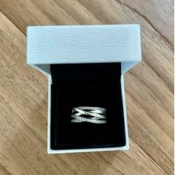Pandora sparkling en polished lines ring ongedragen