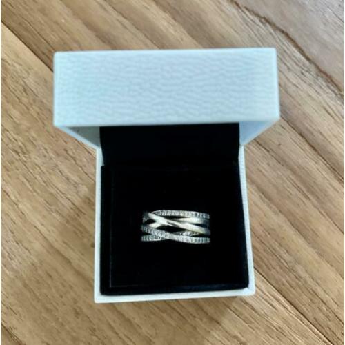 Pandora sparkling en polished lines ring ongedragen