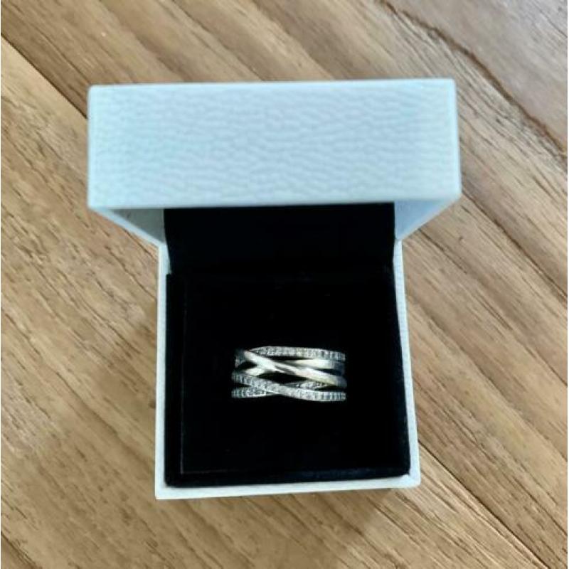 Pandora sparkling en polished lines ring ongedragen