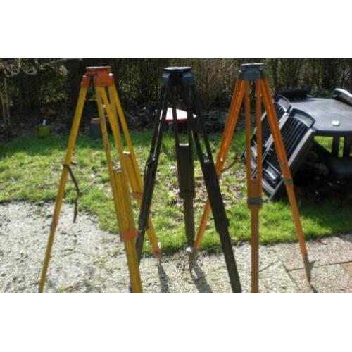 3 Houten statieven. Landmeter.statief.
