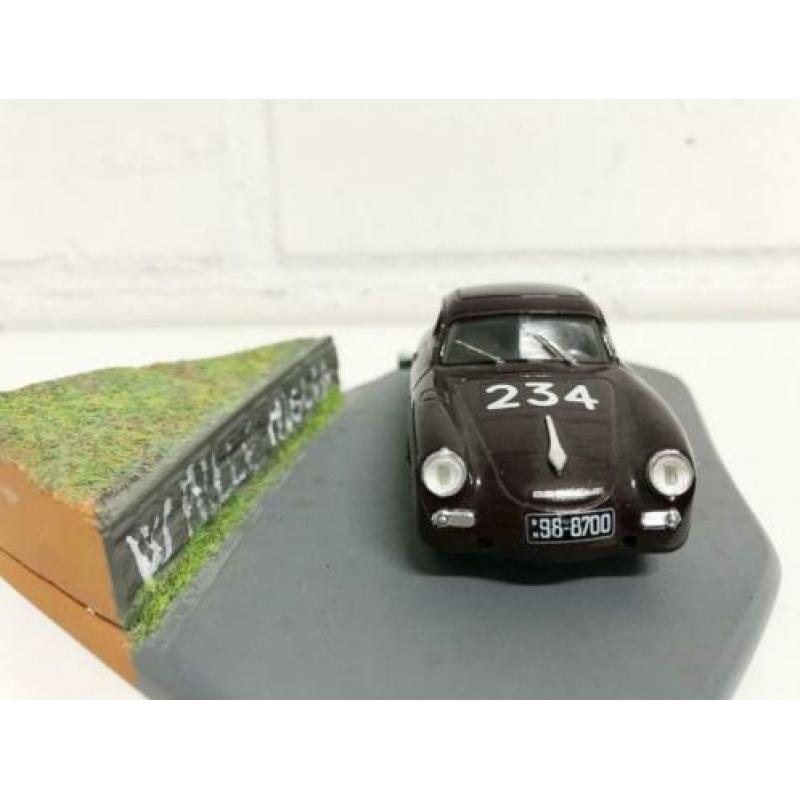 Brumm R120 bis Porsche 356 1952 op Mille Miglia diorama