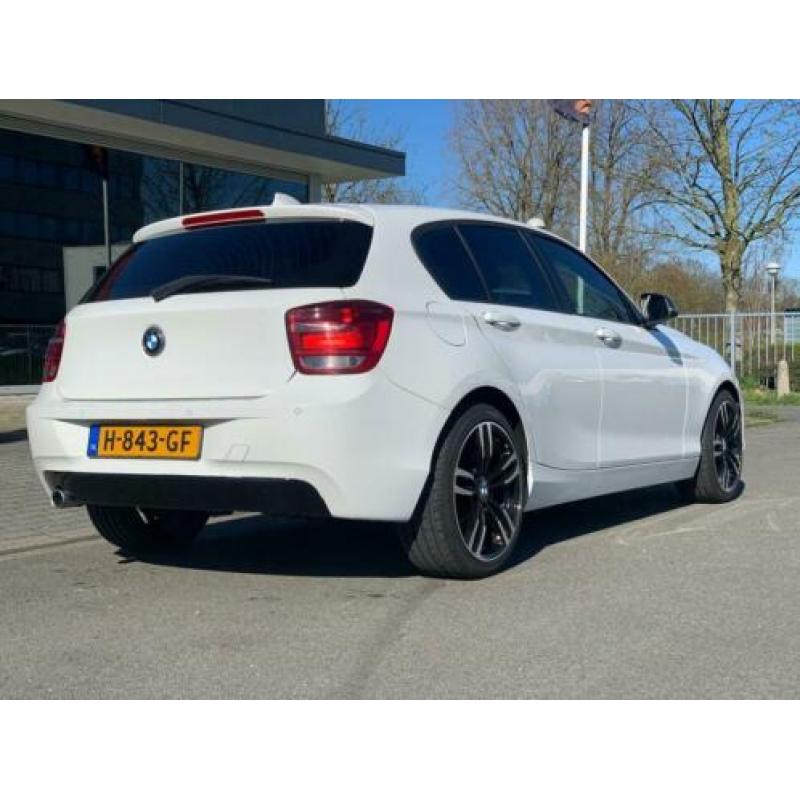 BMW 1-serie 118d High Executive 143 PK AUT Navi Xenon Stoelv