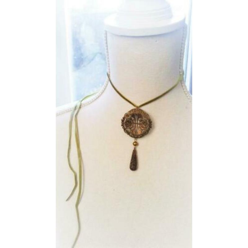Antiek brons filigraan ketting & oorbellen, groene fluweel