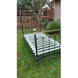 Antiek spijlenbed met lattenbodem