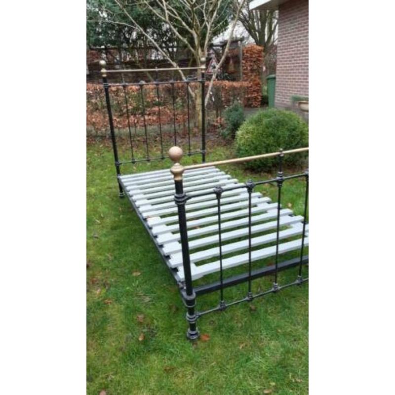 Antiek spijlenbed met lattenbodem
