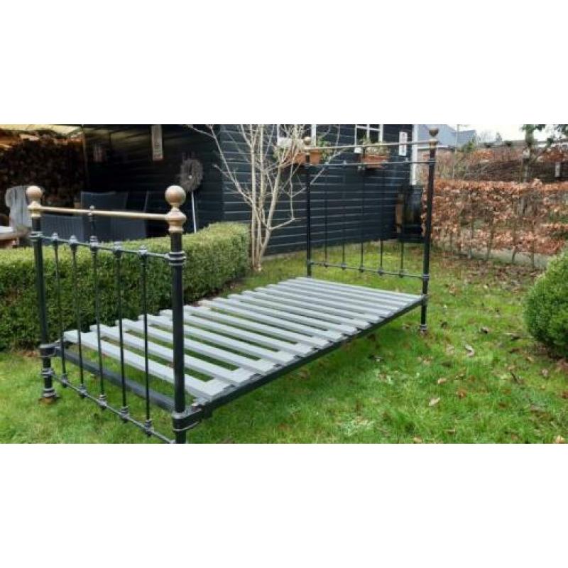 Antiek spijlenbed met lattenbodem