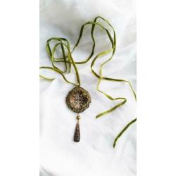 Antiek brons filigraan ketting & oorbellen, groene fluweel