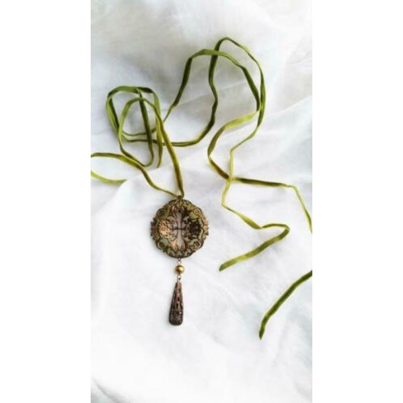 Antiek brons filigraan ketting & oorbellen, groene fluweel