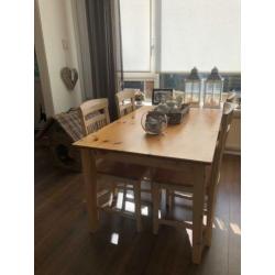 Grenen dressoir en eettafel