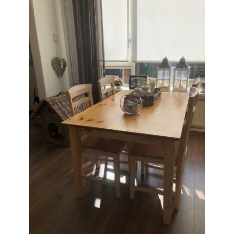 Grenen dressoir en eettafel