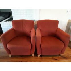 2 terracotta kleurige fauteuils. Goed afneembare stof.