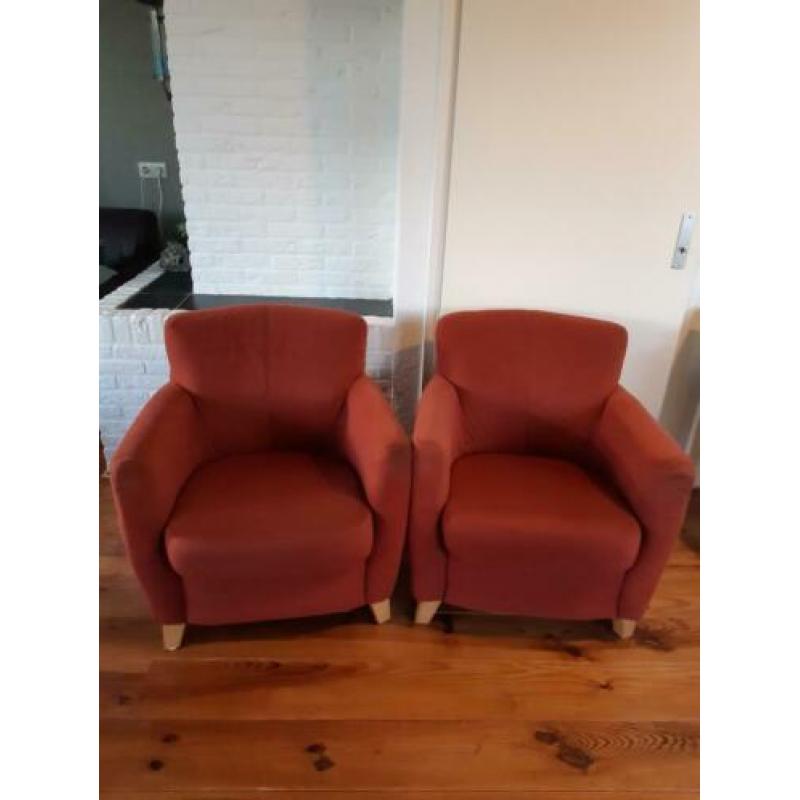 2 terracotta kleurige fauteuils. Goed afneembare stof.