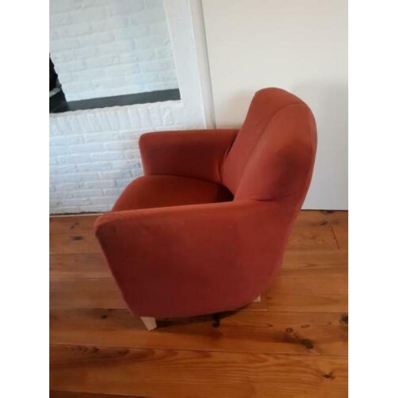 2 terracotta kleurige fauteuils. Goed afneembare stof.