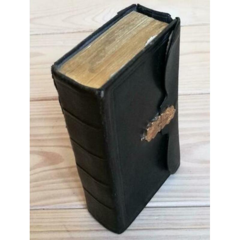 Statenbijbel met gouden slot 1850
