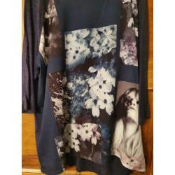 Mooie blauwe top met bloemenprint van Yessica, maat XL