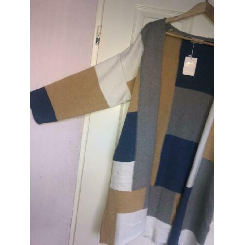Vest met gekleurde vlakken. NOOIT GEDRAGEN! Maat M/L