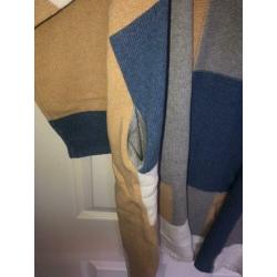 Vest met gekleurde vlakken. NOOIT GEDRAGEN! Maat M/L