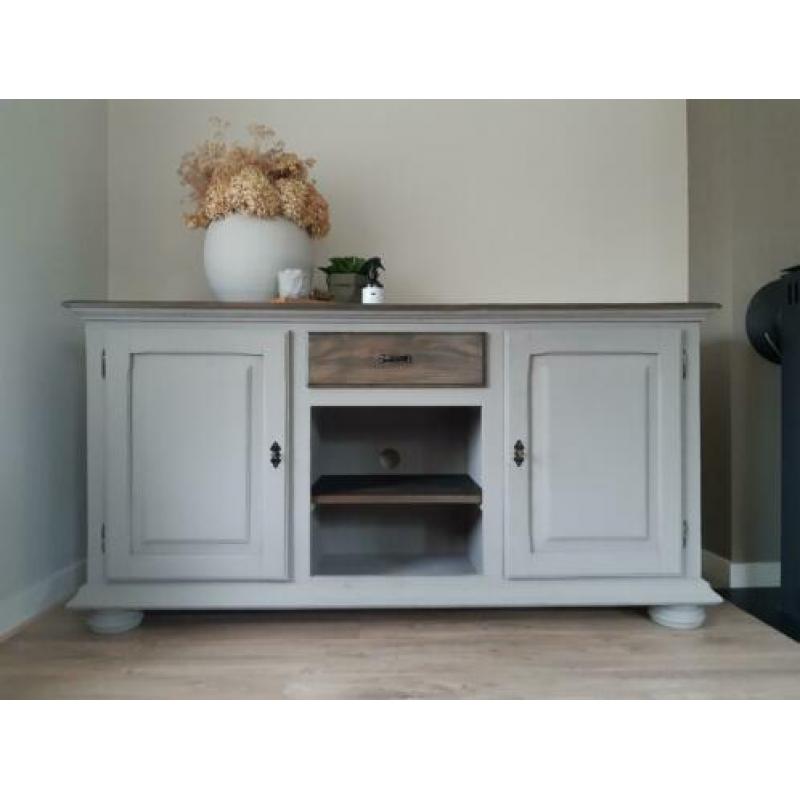 Dressoir/tv kast. Matte look.