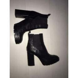 ZO GOED ALS NIEUW, Zara leren enkellaarsjes/ boots maat 38!