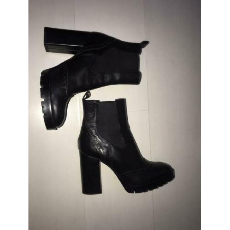 ZO GOED ALS NIEUW, Zara leren enkellaarsjes/ boots maat 38!