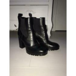 ZO GOED ALS NIEUW, Zara leren enkellaarsjes/ boots maat 38!