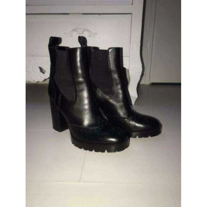 ZO GOED ALS NIEUW, Zara leren enkellaarsjes/ boots maat 38!